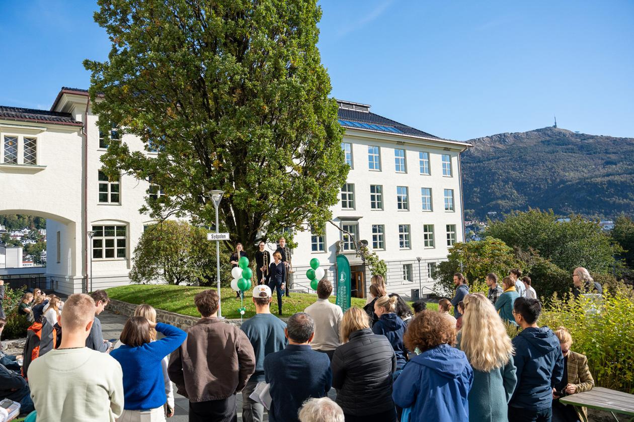 Godt oppmøte utenfor Geofysen da nytt fakultetsnavn ble markert.