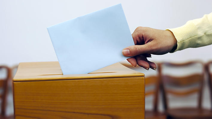Illustrasjonsfoto: Stemmeseddel legges i valgurne.