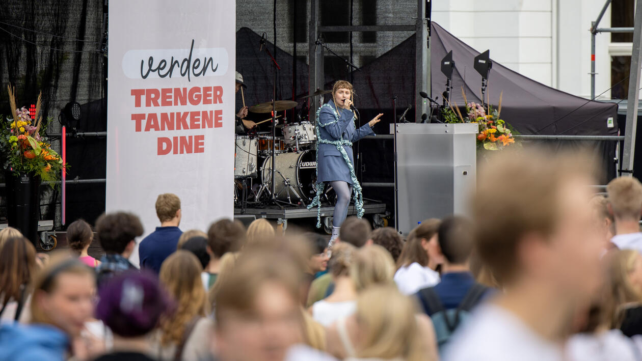 Bildet viser en artist på scenen foran flere publikummere under velkomstseremonien i 2022.