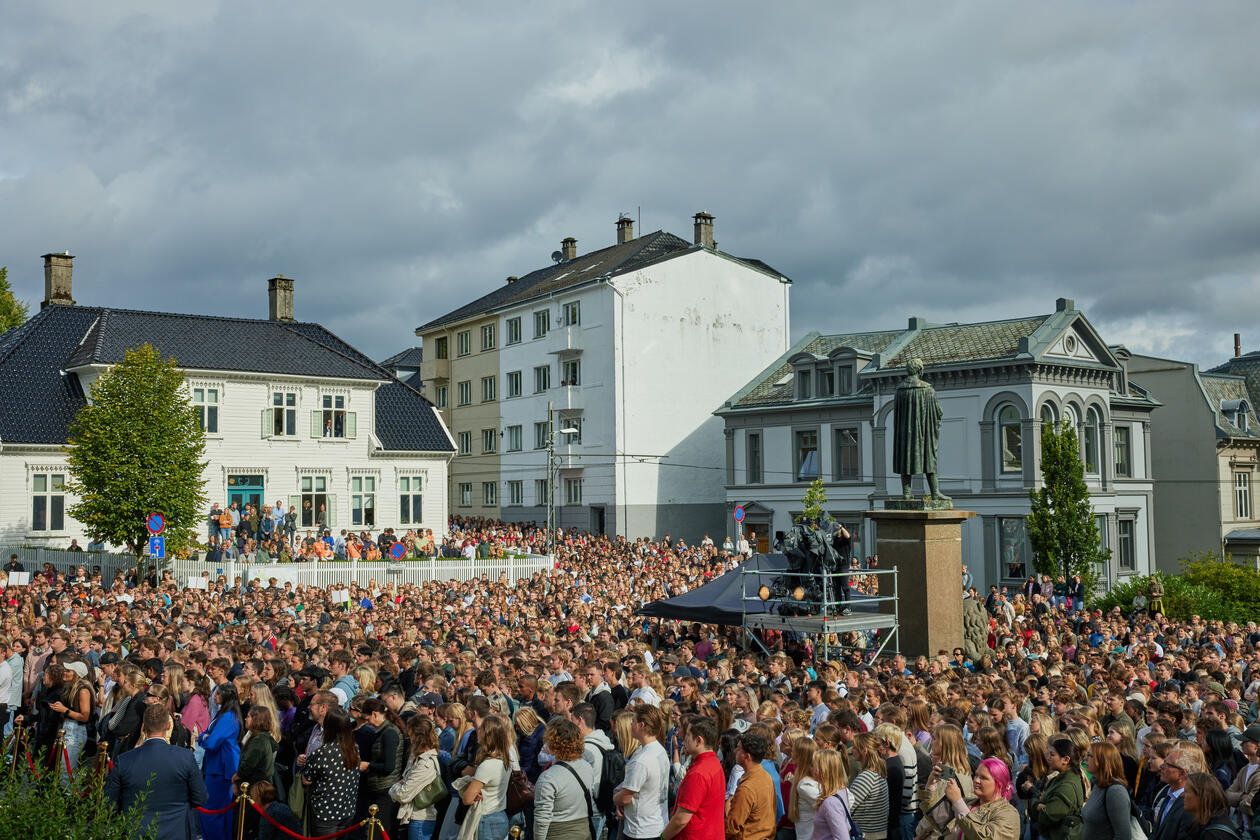 Bildet viser Museplass fylt med studenter under velkomstseremonien i 2023.