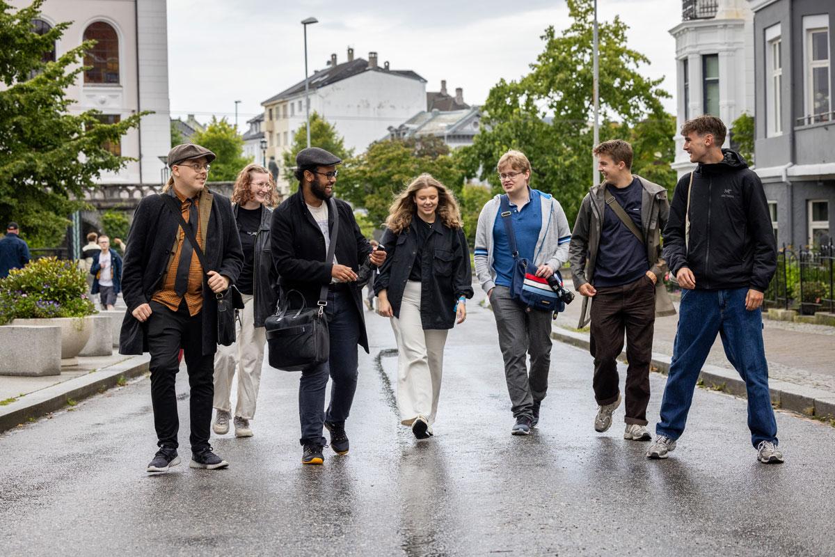 Studenter som går sammen og snakker