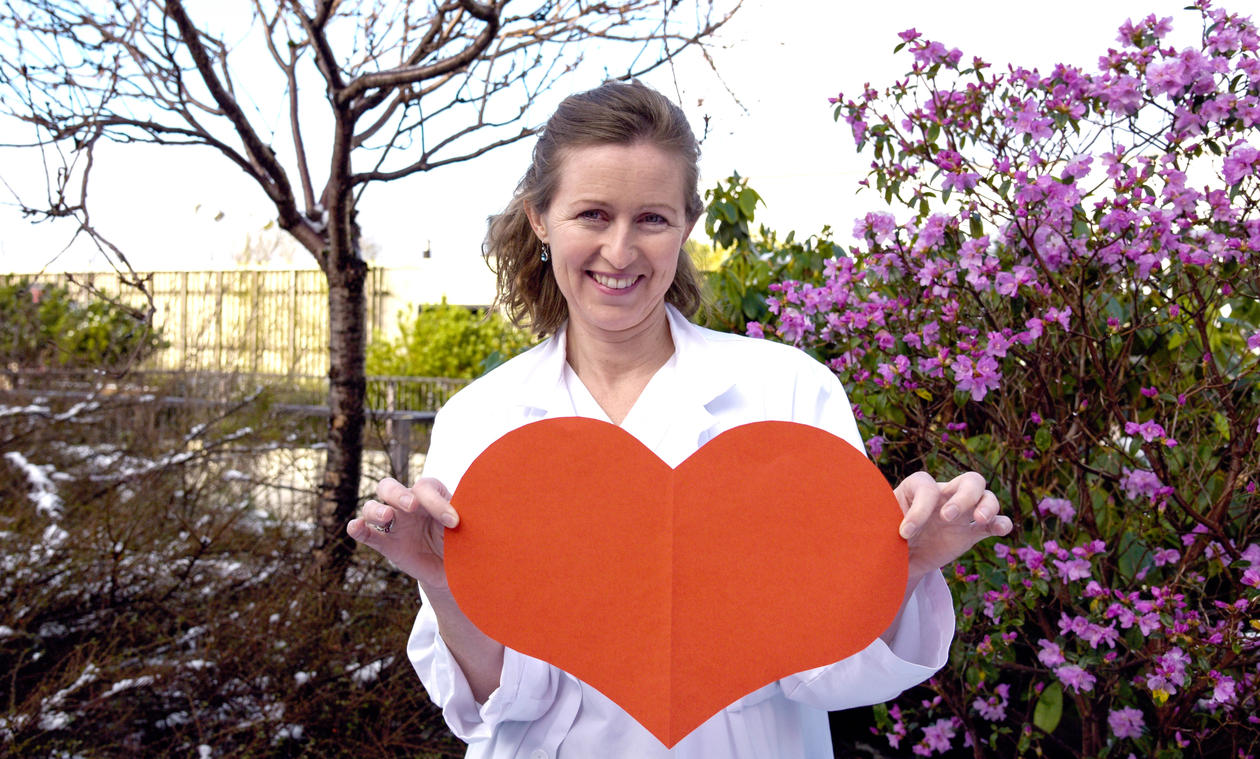 Elinor Vogt holder opp et papirhjerte