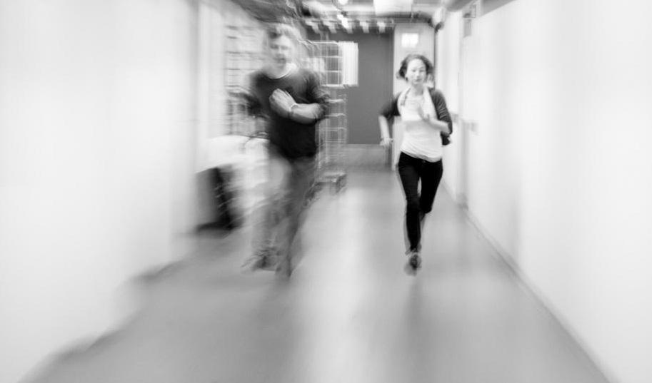 to mennesker løper i en korridor