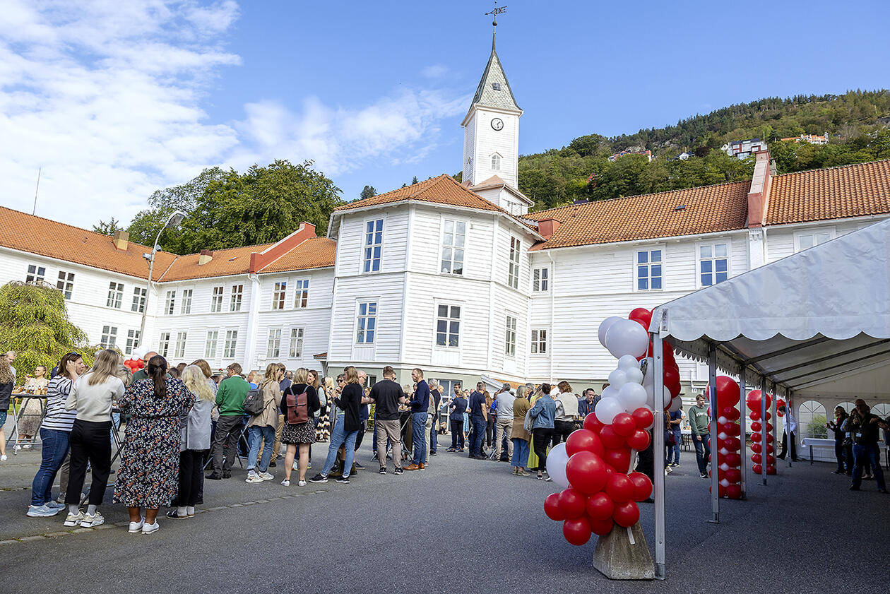 Bilde av huset i Kalfarveien med folkemengde utenfor