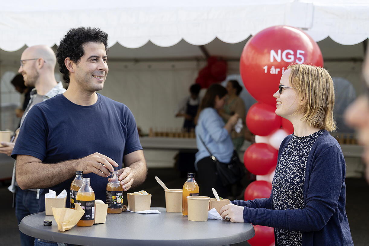 bilde av to som spiser mat