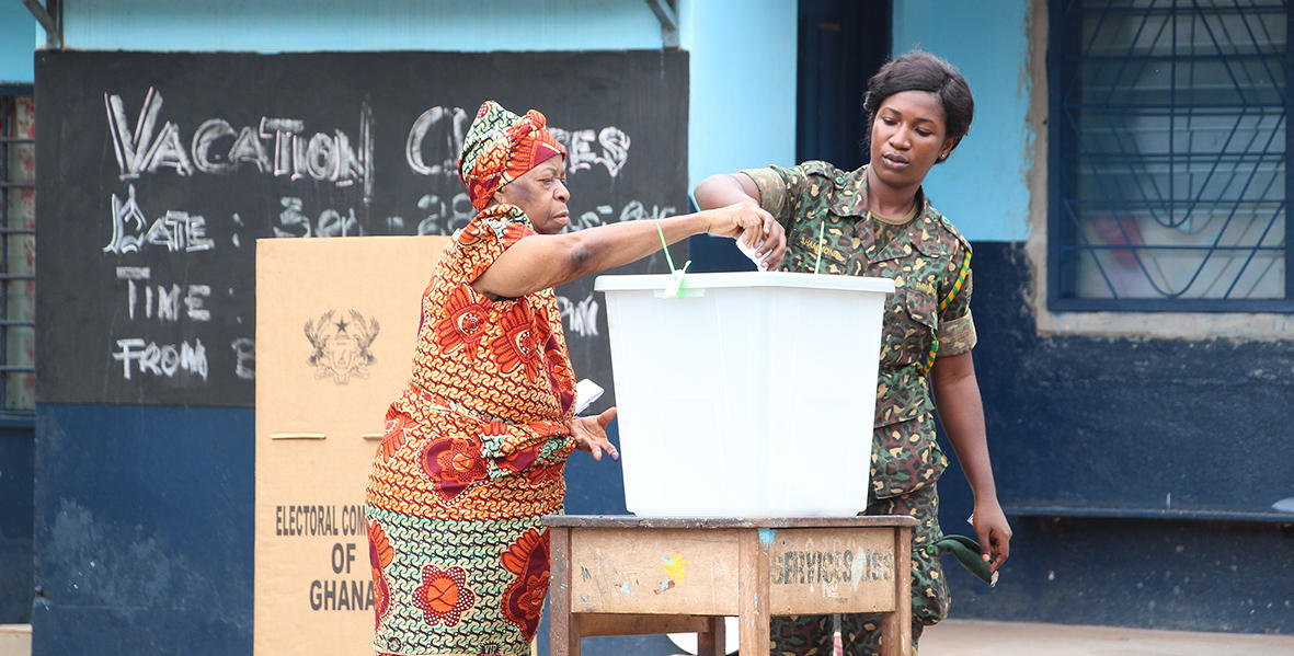 Woman voting in election i Ghana.