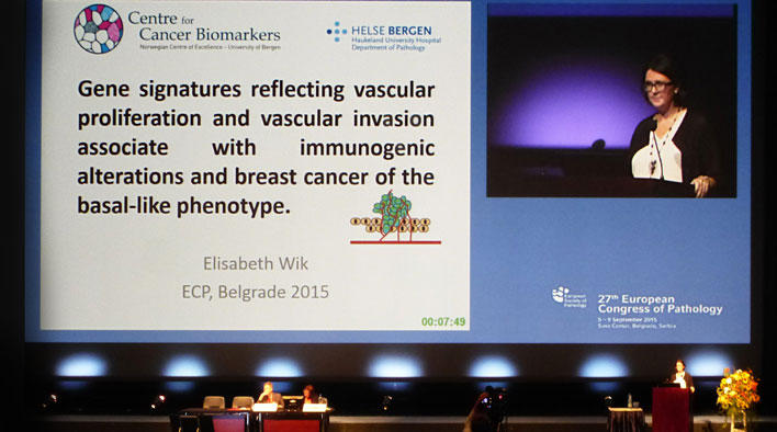 Elisabeth Wik holding a presentation at a pathology conference in 2015.
