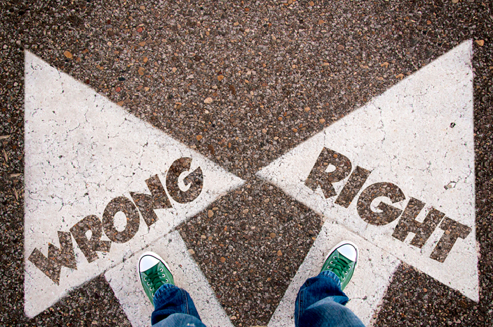 Bilde av to føtter som må velge å følge pilen 'wrong' eller pilen 'right'