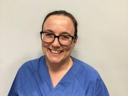 Merethe W. Lindvall smiler mot kamera