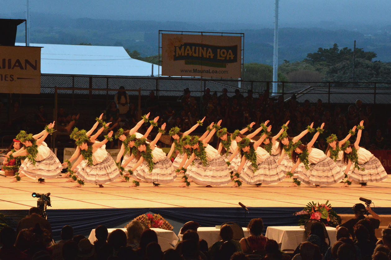 Huladanserar på scena under fra the Merrie Monarch Festival's Ho'ike Night i 2014