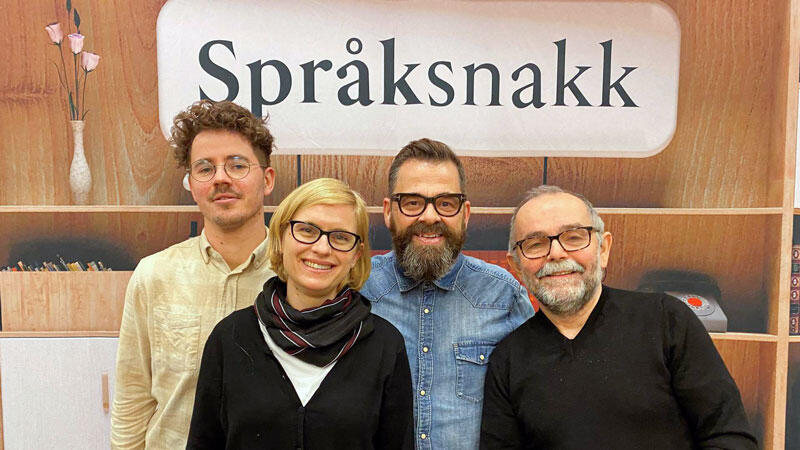 Fire mennesker i et radiostudio