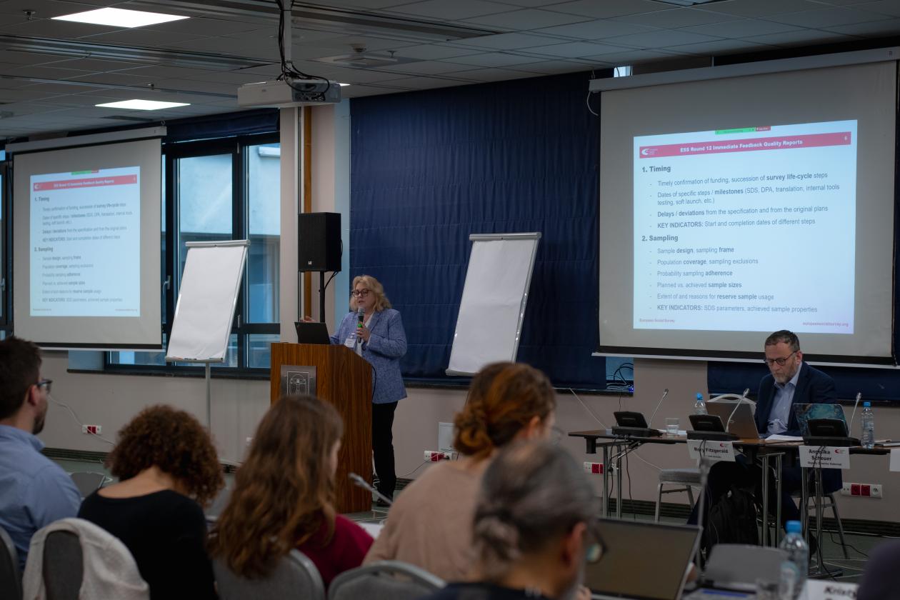 kvinne som presenterer foran forsamling.