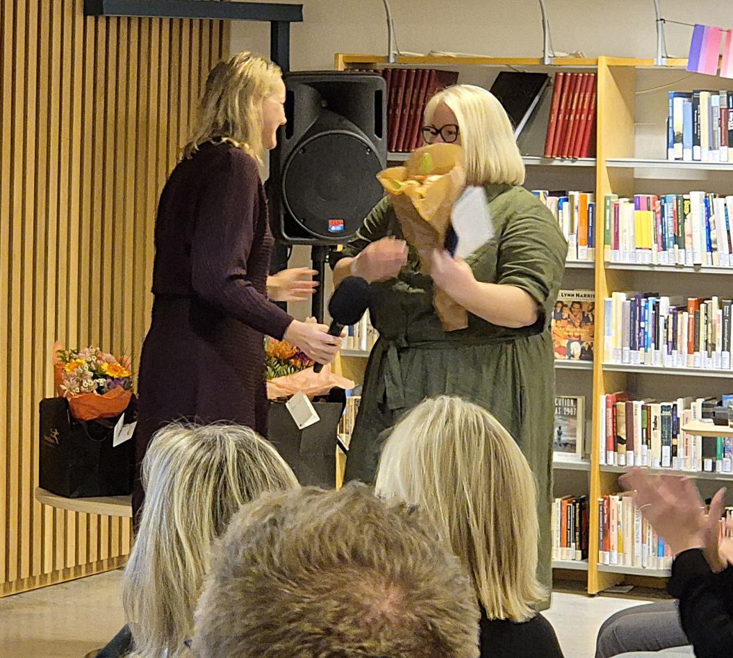 Benedicte Løseth gratulerer Marita Kristiansen.