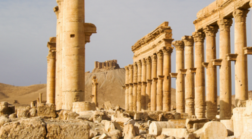 Bildet viser ruiner av antikke søyler fra ruinbyen Palmyra