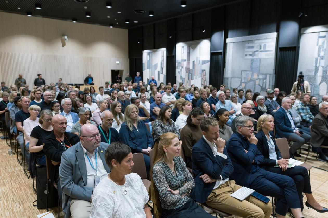 Publikum under Espen Barth Eide sitt foredrag i Storsalen 8.august 2025.