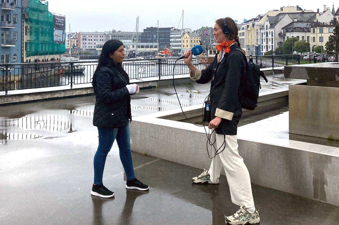 Oda gjer intervju med spansk turist i havna i Ålesund