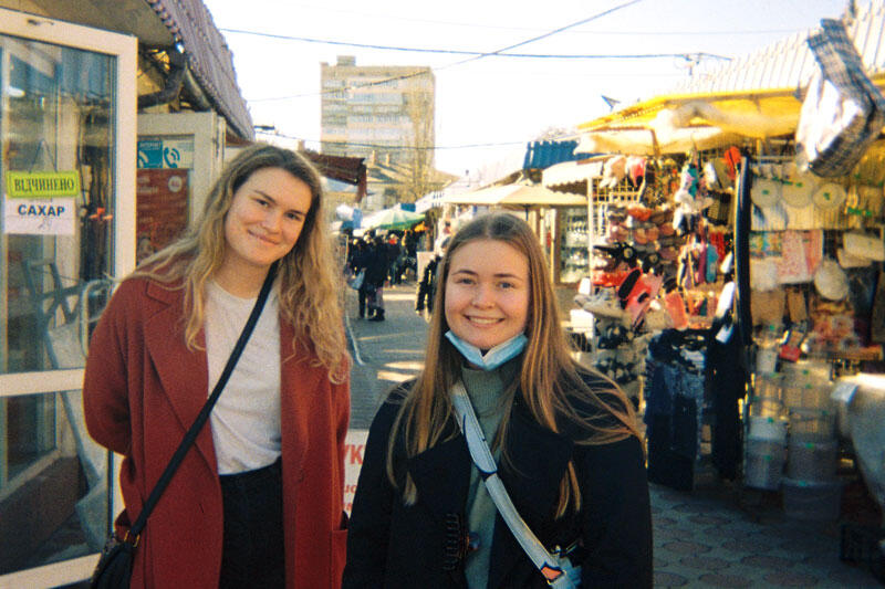 To jenter på et marked i Odessa