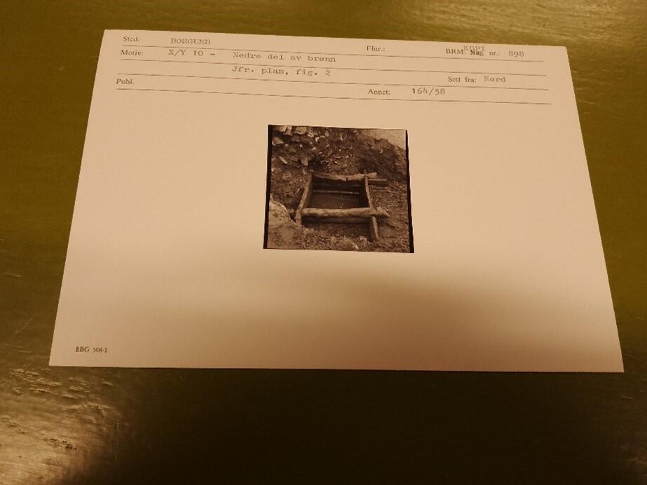 A registration card showing a print of an excavation photo of one of the wells from Borgund