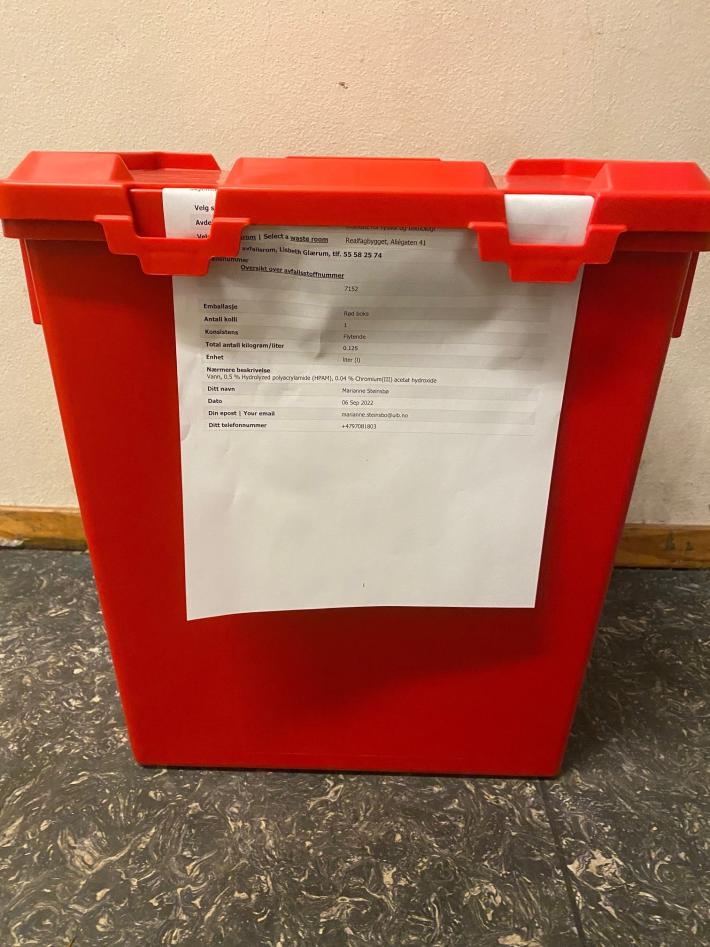 Rød boks for farlig avfall