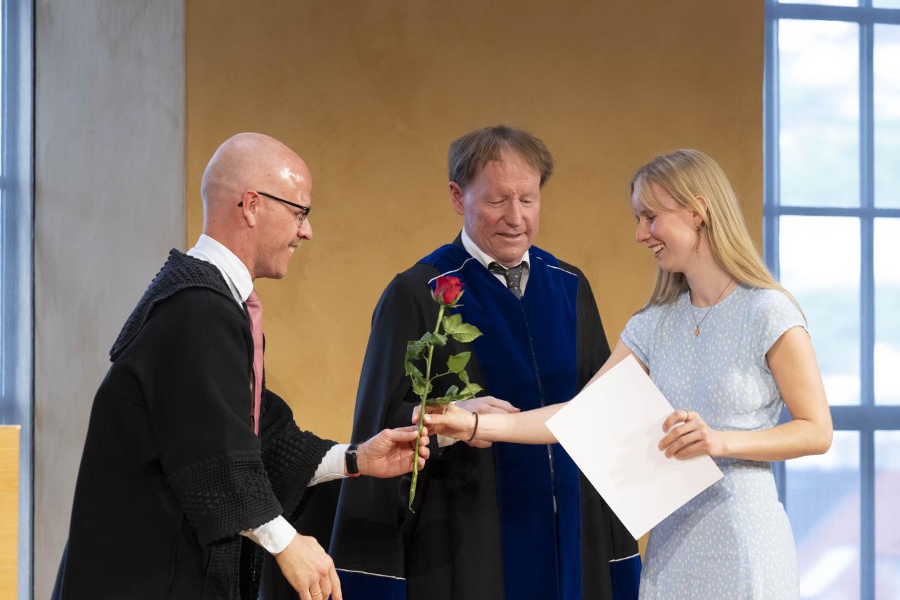 Masterkandidat Selma Joyce mottar diplom og blomst.