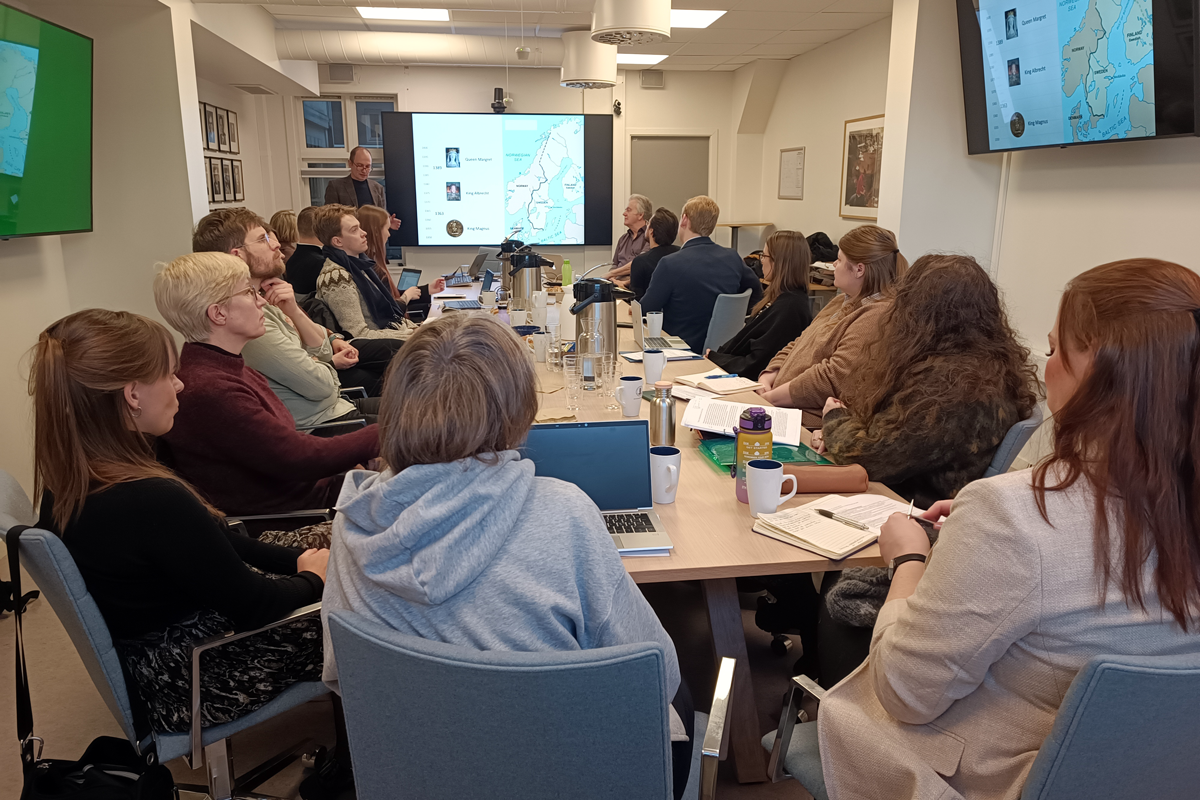 Flere mennesker sitter rundt et bord