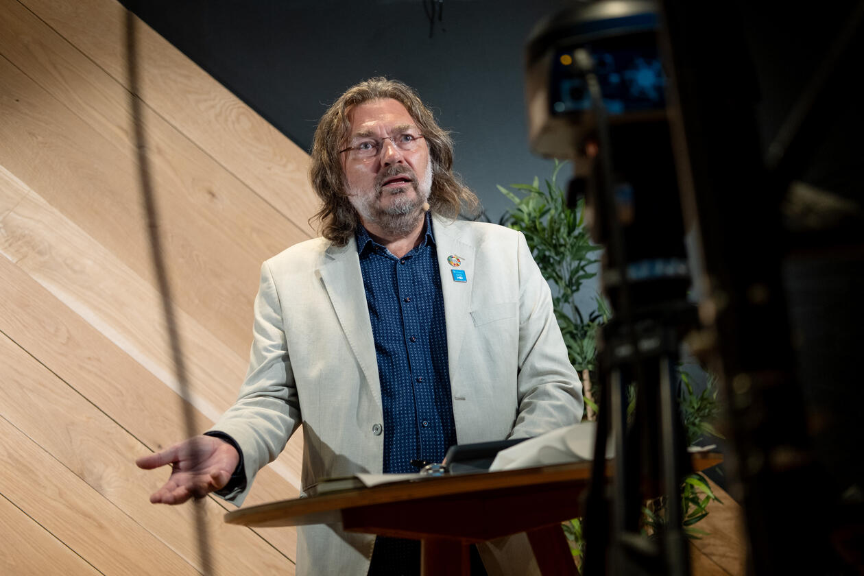 Scientific Director Edvard Hviding of SDG Bergen Science Advice was the moderator of the side event. Pictured live from the studio.
