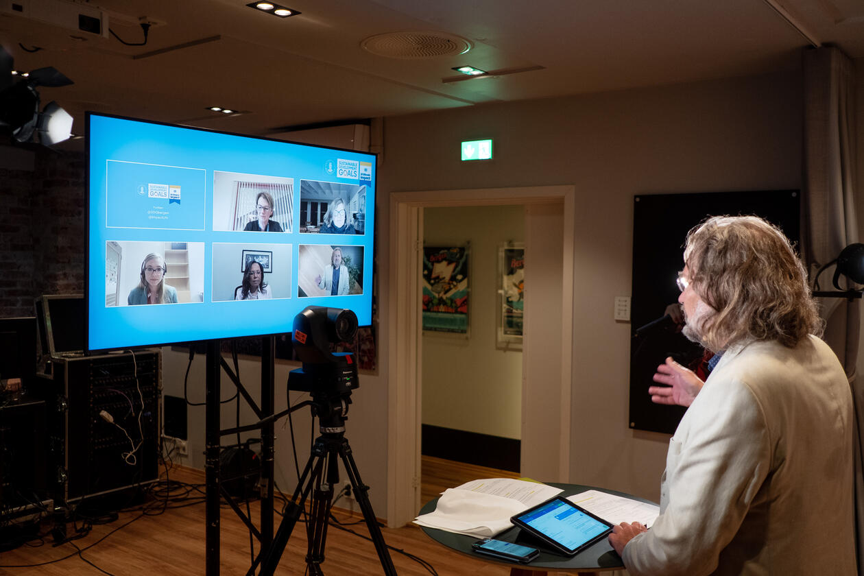 Moderator Edvard Hviding facing the all-women panel on screen, beaming in from all corners of the world.