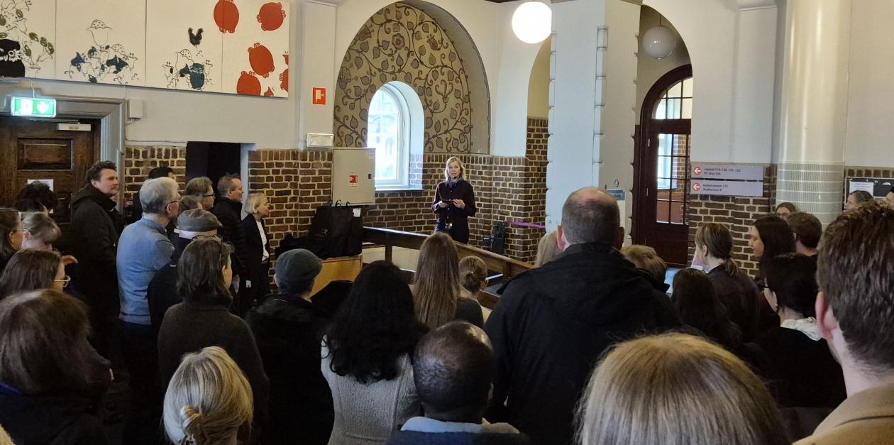 Prorektor holder tale foran mange frammøtte.