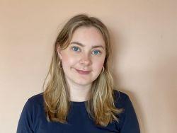 Siri Narum smiler mot kamera