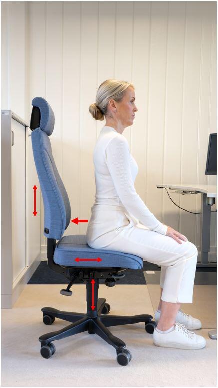Kvinne som sitter på kontorstol uten adekvat ryggstøtte. Det er pilmarkeringer som viser at ryggstøtten kan skyves opp/ned, setet frem/tilbake, setehøyden opp/ned og en pil som peker fra kvinnen til stolen.
