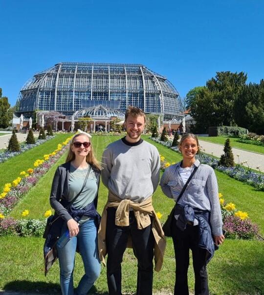 Bilde av studenter i botanisk hage