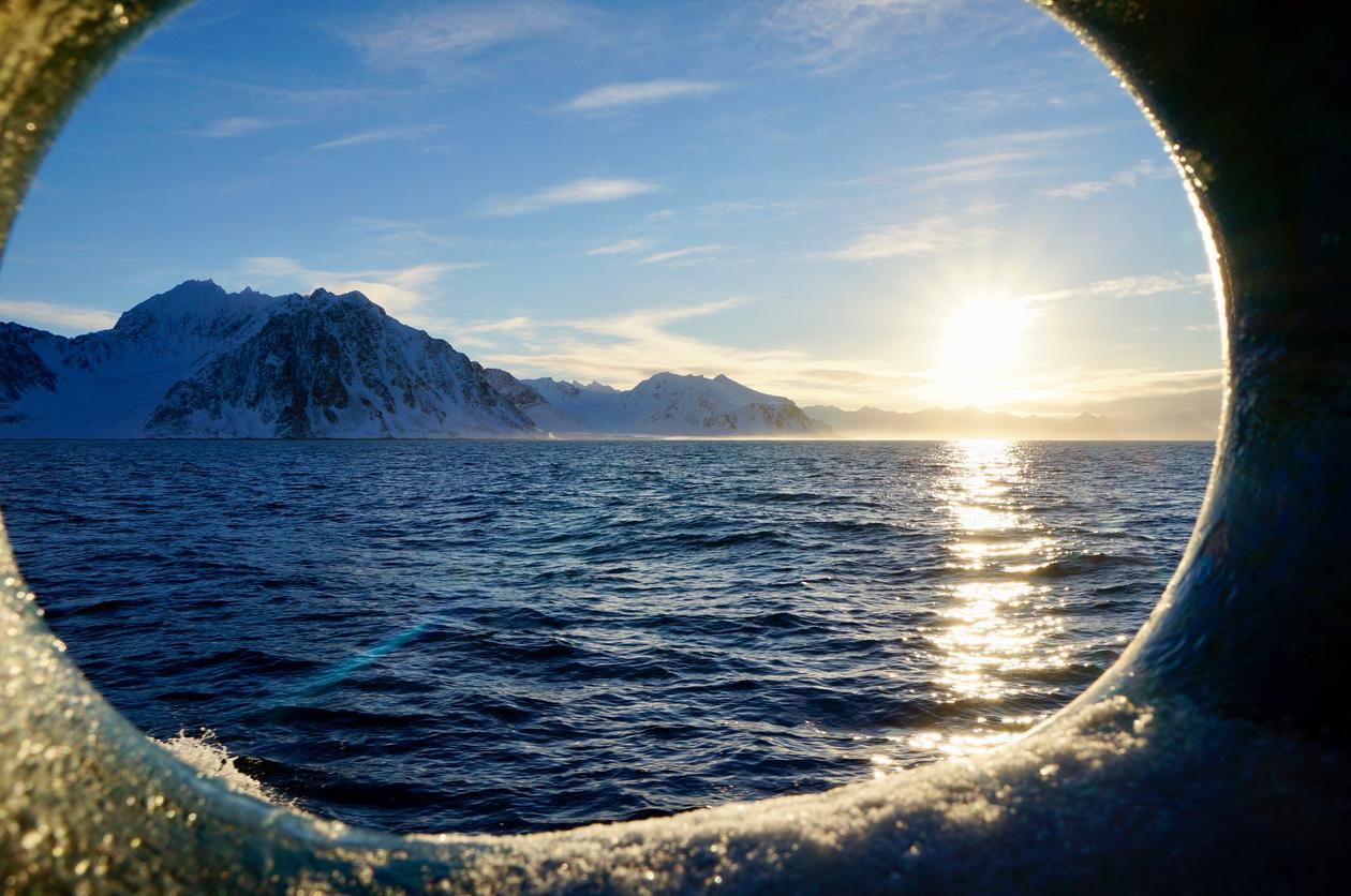 VILT, MEN VAKKERT: Et lite stykke Svalbard badet i midnattssol. (Foto: Jorun Karin Egge)