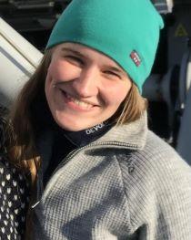 Bilde av smilende Torunn Sagen med ullgenser og lue.