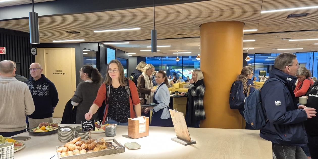 Deltakere prater og forsyner seg med mat.