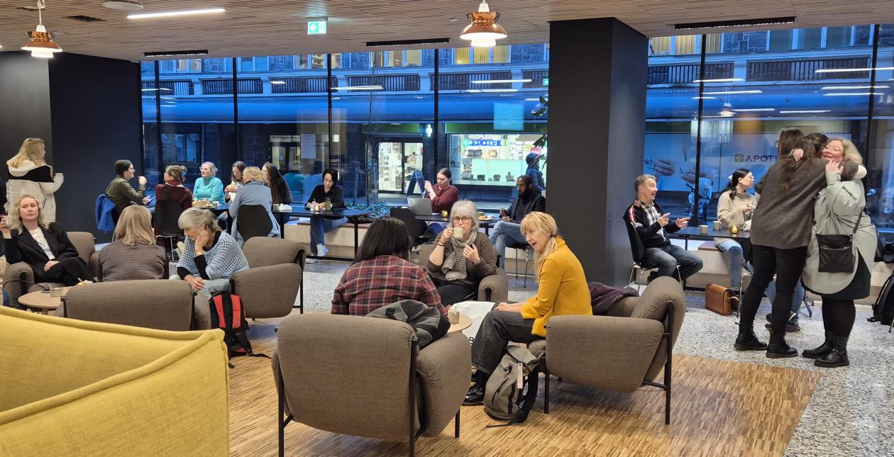 Vrimlearael med mange deltakere.