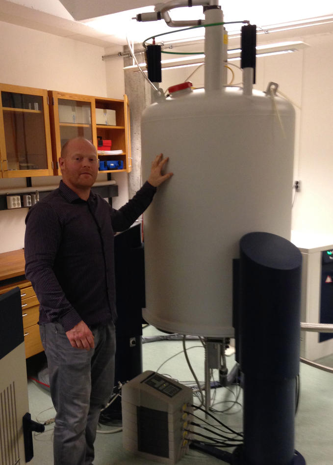 Øyvind Halsku ved 600MHz NMR på Kjemisk institutt, Universitetet i Bergen