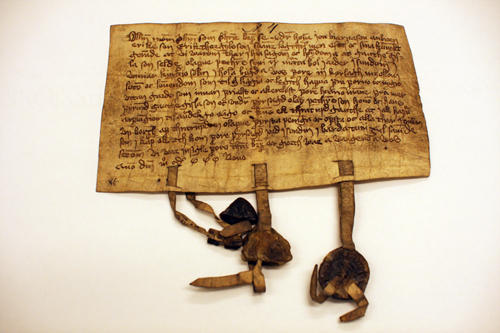Et såkalt "diplom", en kontrakt fra 1439 som stammer fra Vossevangen. Under...