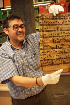 Pedro Vasquez med del av et pergament fra 1500-tallet.