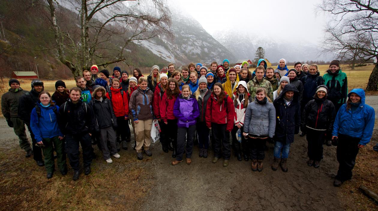 Gruppefoto av gjengen på naturgeografisk feltkurs våren 2013.