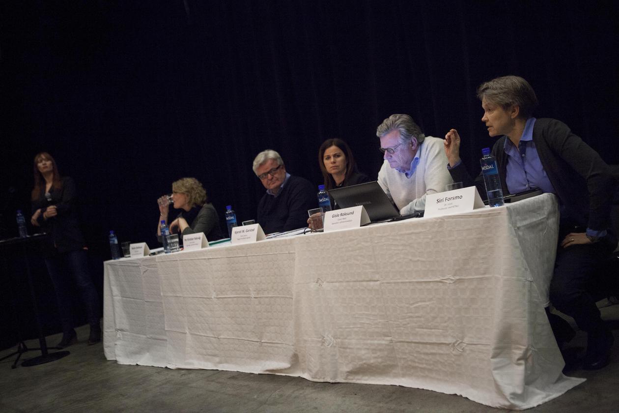 Panelet svarer på spørsmål frå ordleiar Marion Solheim. Panelet svarer på spørsmål frå ordleiar Marion Solheim.