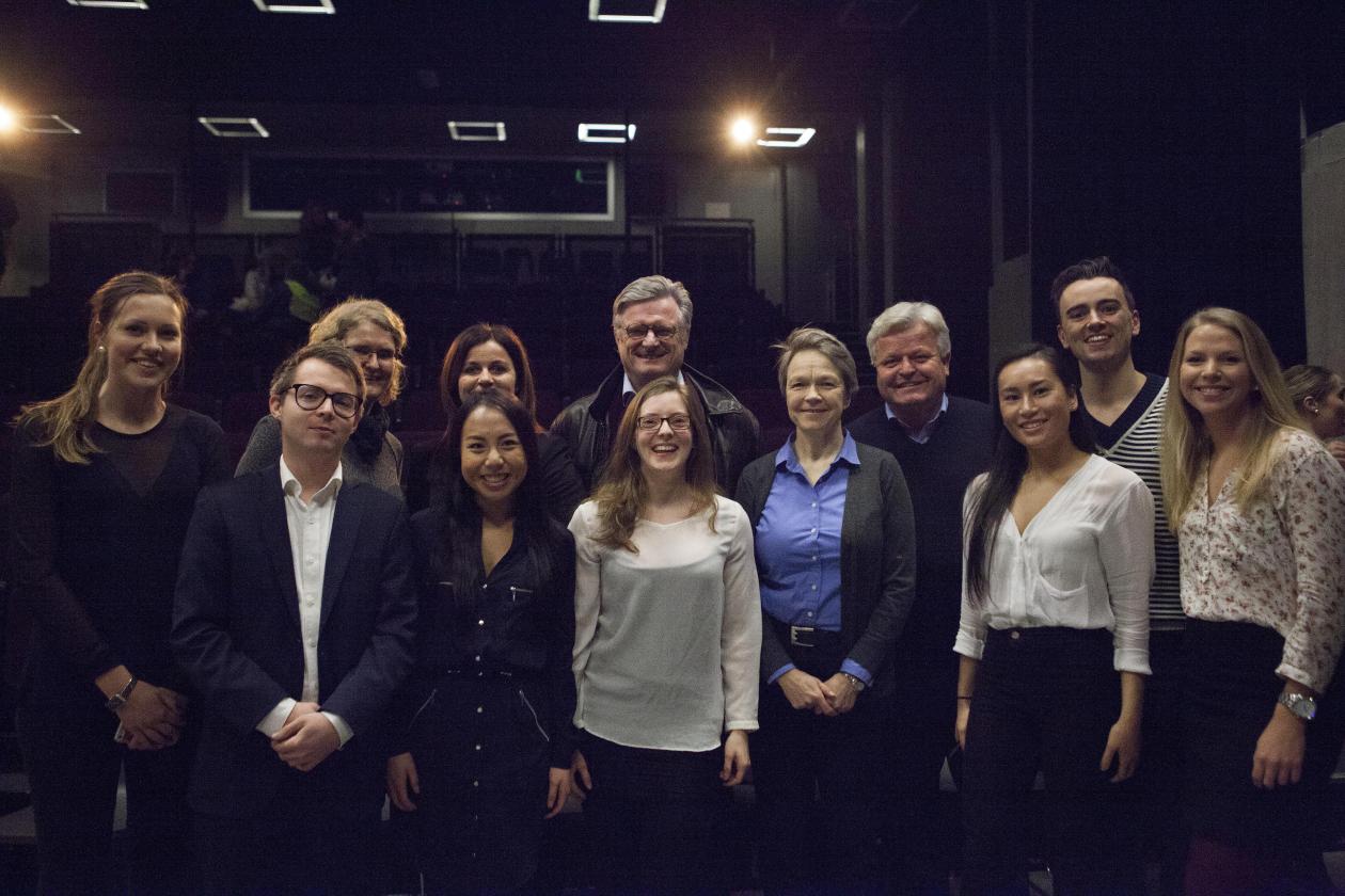 Både paneldeltakarane og arrangørane smilte etter vel endt debatt.