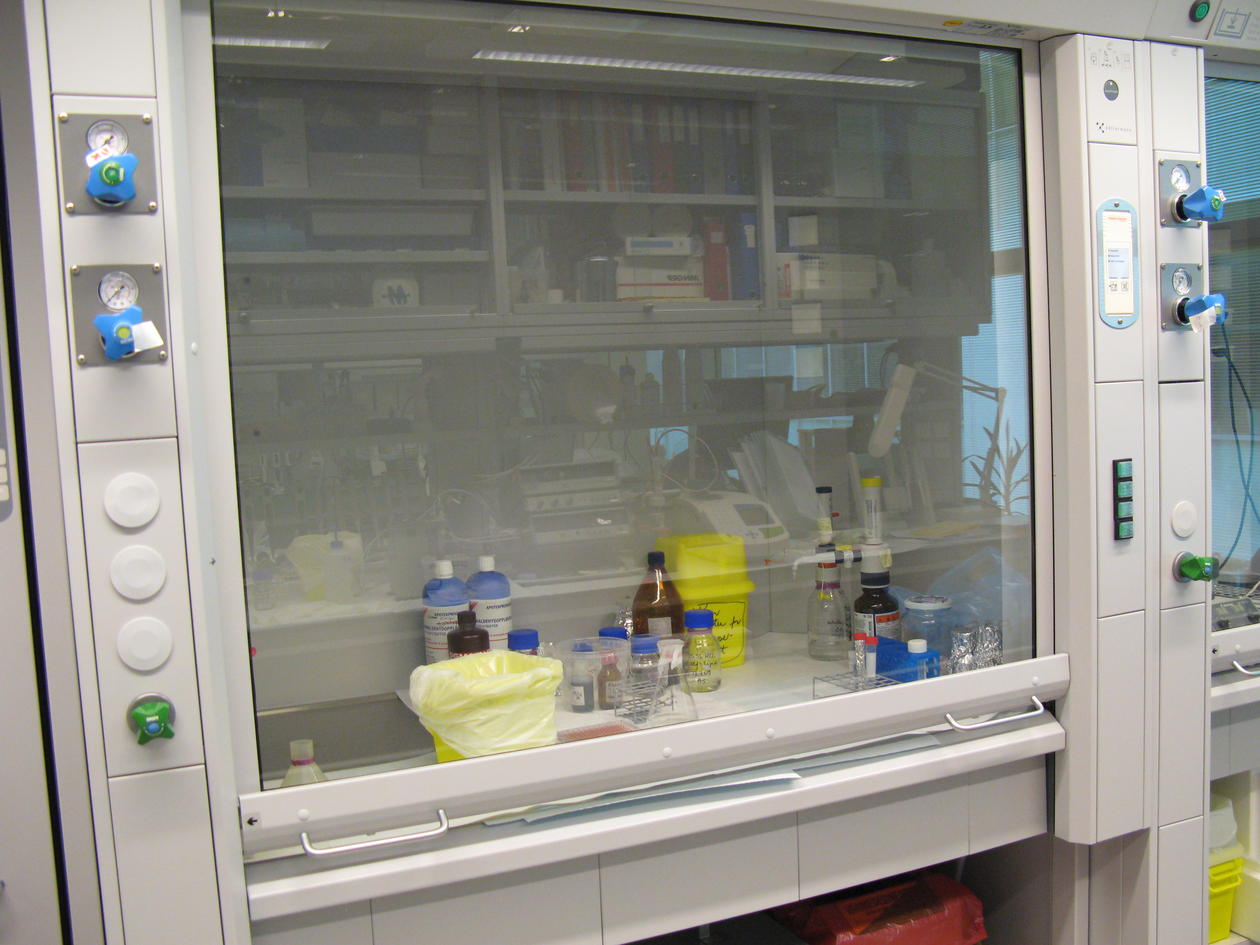 Avtrekkskapet er laboratoriets viktigste verneinnretning. Avtrekkskapet er laboratoriets viktigste verneinnretning.