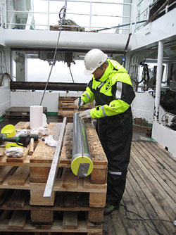 Stig Monsen klargjør utstyr på dekk. Stig Monsen klargjør utstyr på dekk.