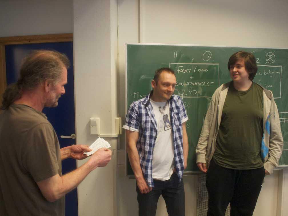 Foreleser Magne Haveraaen deler ut premiene til vinnerne Tomas Olexy (beste design, beste spiller) og Jens Gåsemyr (beste programmerer). Foreleser Magne Haveraaen deler ut premiene til vinnerne Tomas Olexy (beste...
