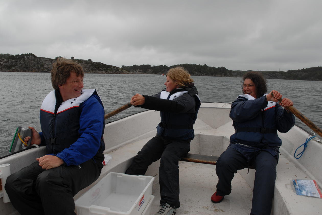 FØH researchers fishing from a rowboat at Summer Seminar 2008