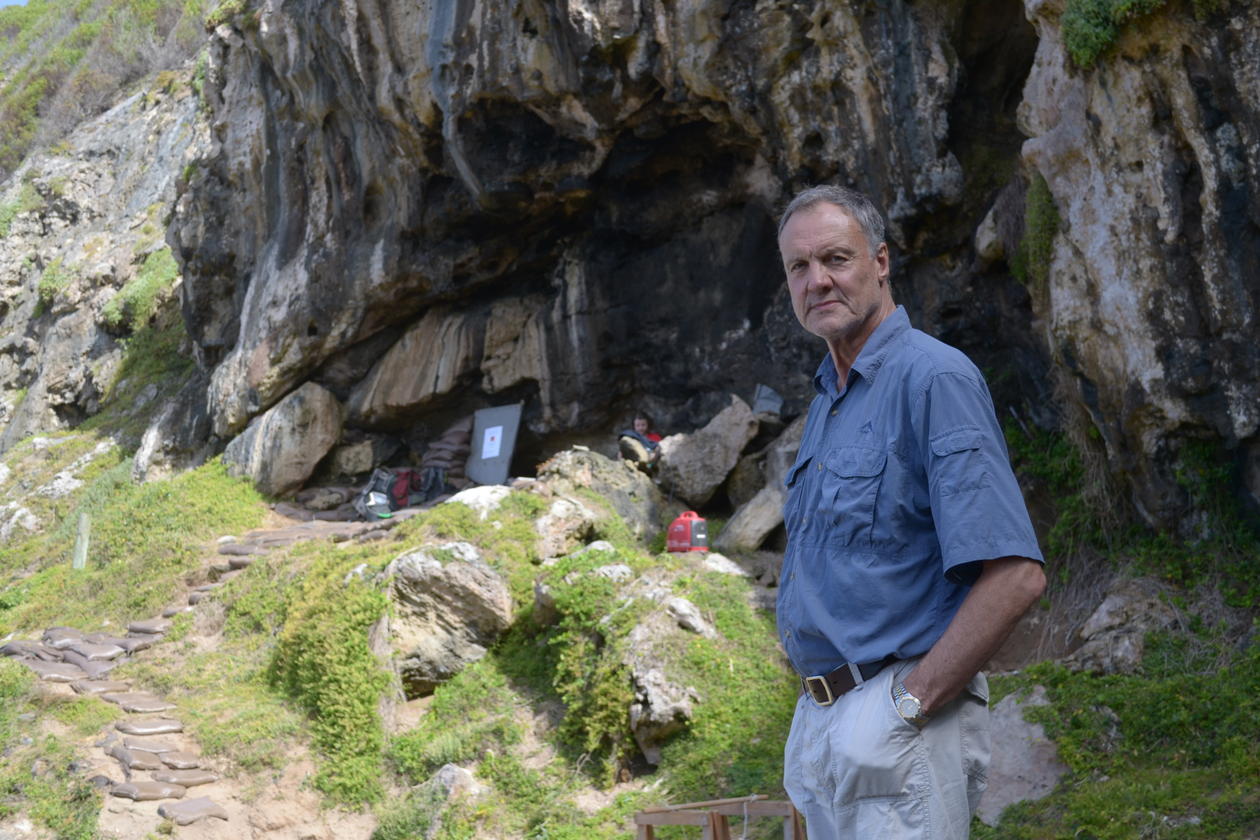 Professor ved AHKR, Christopher Henshilwood, utenfor Blombos-grotten i Sør-Afrika. Hans foreslåtte forskningssenter er med i kampen å få SFF-merkelapp.