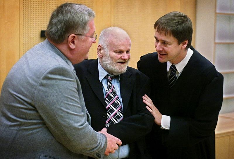 Med advokat Elden og Tore Sandberg