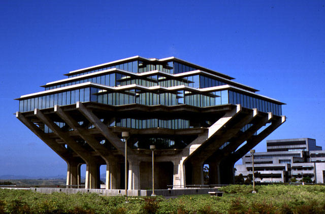 The Geisel Library Building ligger sentralt til på UCSD sin campus. The Geisel Library Building ligger sentralt til på UCSD sin campus.