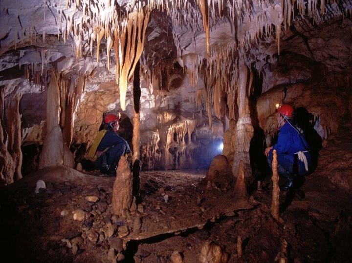 Grotte i Romania med stalaktitter og stalagmitter.