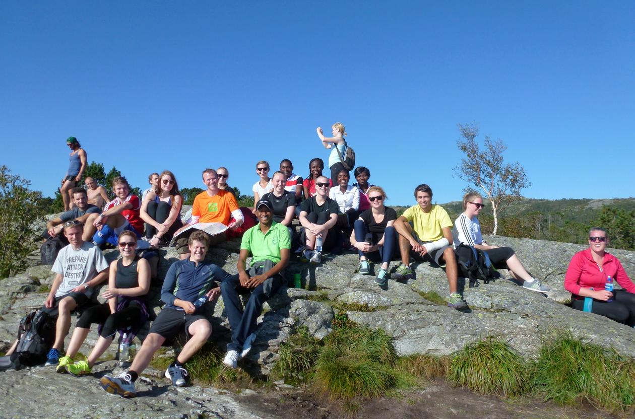 Glade geografistudentar på tur.